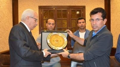 وزير الرياضة يتفقد نادي أسيوط ويلتقي رؤساء الأندية (صور)