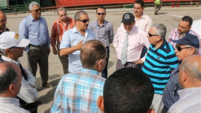 وصول 4 صنادل لنقل 1000 طن قمح إلى ميناء دمياط