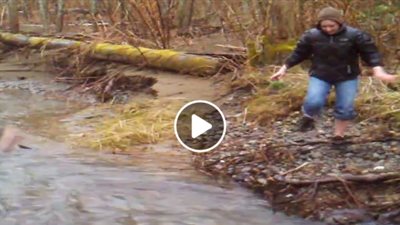 بالفيديو.. فتاة تتعرض لسقطة مروعة أثناء محاولتها عبور بحيرة