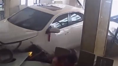 لحظة اقتحام سيارة مطعم وإصابة موظف (فيديو)