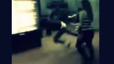 بالفيديو.. فتيات يشتبكن مع لص سرقهن بالإكراه ويستعدن ممتلكاتهن منه