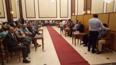 الأطفال يلتقطون السيلفي مع ياسر جلال في عزاء مدحت مرسي (صور)