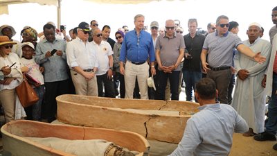 محافظ الجيزة يشارك في افتتاح هرم سنفرو واكتشاف توابيت أثرية بدهشور