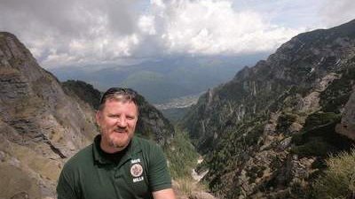 بريطاني يسير لروسيا على أقدامه لتشجيع إنجلترا (فيديو وصور)