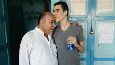 والد الأول على الجمهورية بالثانوية: الإبر الصينية عالجته من التوحد