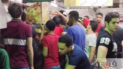 بالصور.. مشجعون يستغلون استراحة مباراة الأهلي لشراء السحور