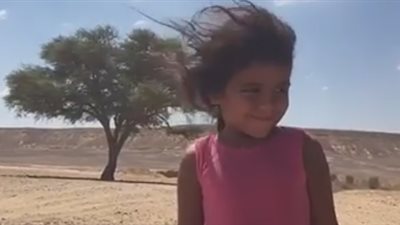 طفلة تصيب أحمد الفيشاوي بنوبة ضحك بعد تهنئته لها في العيد