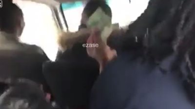 مشاجرة عنيفة بين سائق ميكروباص ومجموعة نساء بسبب الأجرة (فيديو)