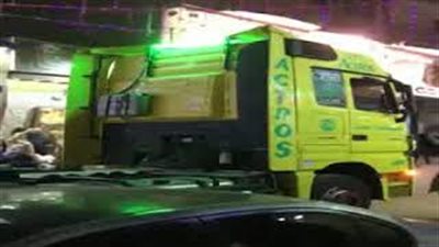 عريس يفاجئ المعازيم بقيادة «تريلا» بجوار عروسه احتفالا بزفافهما (فيديو)