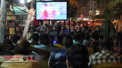 بالفيديو والصور.. فرحة مشجعي الأهلي بالفوز بالدوري في مقاهي وسط القاهرة