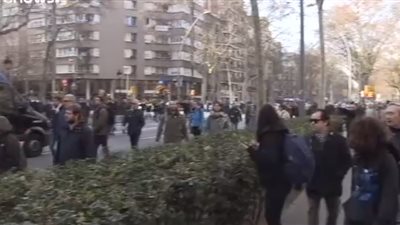 اشتباكات بين الشرطة ومتظاهرين بكتالونيا (فيديو)