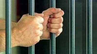 تفاصيل حبس ضابط وأمين شرطة بحلوان لتسهيل هروب محامي