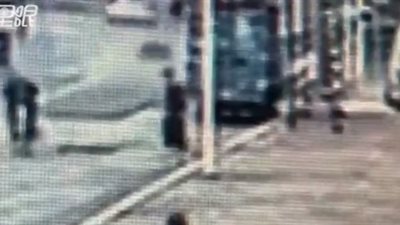 غطاء بالوعة يطير في الهواء ليقتل رجلا (فيديو)