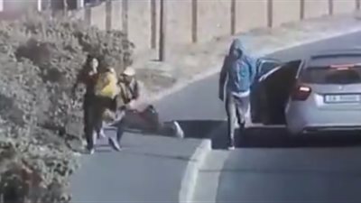 امرأة تواجه لصين في وضح النهار بجنوب أفريقيا (فيديو)