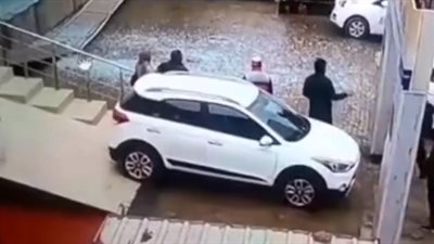 فتاة تحطم معرضا خلال تجربة سيارتها الجديدة (فيديو)