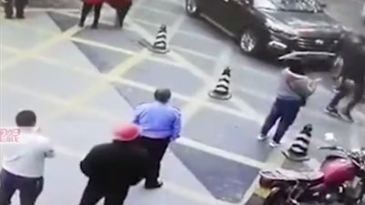 رجل يحاول خداع سائق لابتزازه (فيديو)