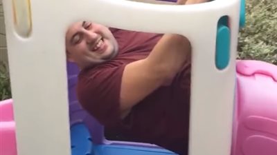 رجل يشارك ابنة أخيه اللعب فوقع في مأزق لم يتوقعه (فيديو)