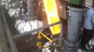 لحظة انفجار مصنع هدرجة في وجه عامل كالقذيفة (فيديو)