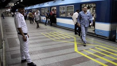 شابان يهددان ركاب المترو بمطواة.. وأحدهما يحفر رقم هاتفه على الباب