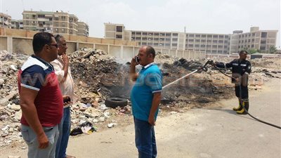 بالصور.. السيطرة على حريق إطارات السيارات ببورسعيد