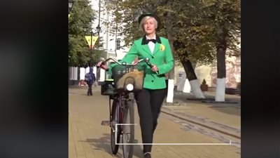 أغرب وظيفة لامرأة بشوارع قرية روسية (فيديو)