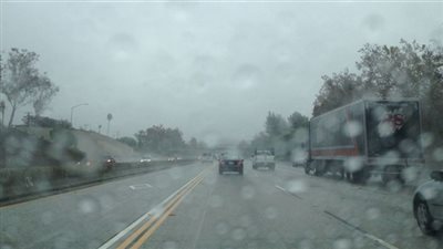 أمطار ورياح وشبورة مائية كثيفة.. «الأرصاد» تعلن عن طقس اليوم