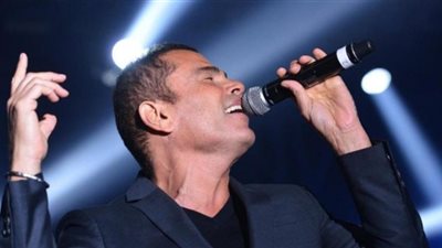 عمرو دياب يصور أفيش ألبومه الجديد خلال أيام