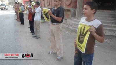 سلسلة بشرية لإخوان دمياط تردد هتافات مسيئة للجيش والأزهر