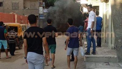 بالصور.. لحظة اشتعال النيران في «توك توك» بفاقوس