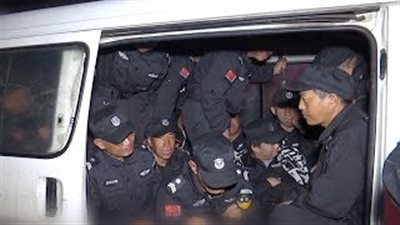 سائق متهور يحمل 30 راكبا في ميكروباص (فيديو)