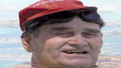 أبو هيف يتخلى عن شهر العسل بسبب السباحة