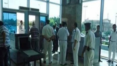 ضبط موظف بمطار القاهرة نصب على المواطنين