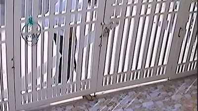 «الجزاء من جنس العمل».. حرامي ينال عقابه لحظة محاولته سرقة منزل (فيديو)