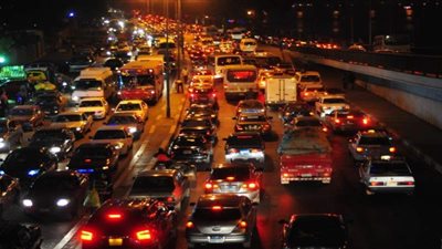 كثافات متحركة بميادين ومحاور القاهرة والجيزة بسبب سقوط الأمطار