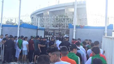 زحف جماهير الجزائر على إستاد الخامس جويلية لمتابعة منتخب بلادهم (صور)