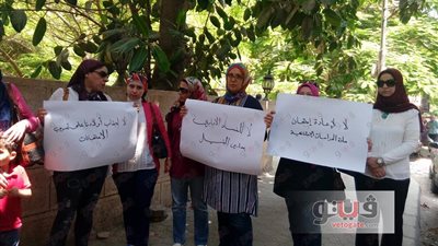 بالصور.. وقفة لأولياء أمور طلاب مدارس النيل اعتراضا على إعادة «الدراسات»