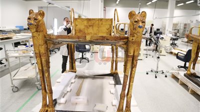 28 صورة ترصد أعمال ترميم مقتنيات توت عنخ آمون بالمتحف الكبير