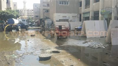 بالصور.. مياه الصرف الصحى تغرق شارعا بالزهور في بورسعيد