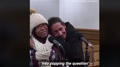 قاض يقنع امرأة بالزواج من رجل بالمحكمة (فيديو)