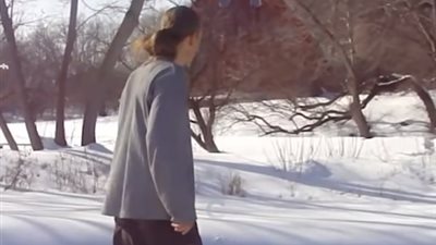 أسرع طريقة تخلصك من الغرق بالجليد (فيديو)