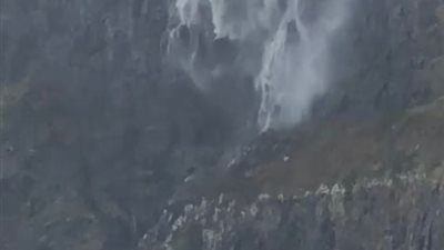 مياه شلال تعود للخلف بسبب رياح عاصفة (فيديو)