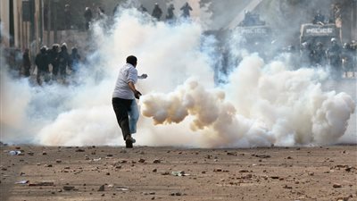 الغاز المسيل للدموع.. سلاح الاحتلال لقتل أطفال فلسطين (فيديو)