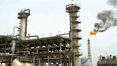 النفط يرتفع 2% مع استقرار الأسواق العالمية وهبوط الدولار