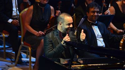 اللبناني «ميشيل فاضل» يشعل مسرح الأوبرا بالعزف لـ«أم كلثوم»