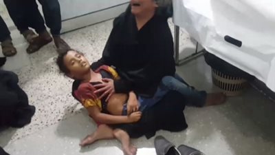 فيديو مؤلم لأم تحتضن طفلتها التي قتلتها قذائف الحوثي