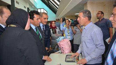 وزير الرياضة ومحافظ أسيوط يفتتحان معرض المشروعات المتوسطة والصغيرة