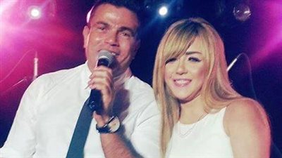 بالصورة.. «عمرو دياب» يغني للفنانة «سارة سلامة»