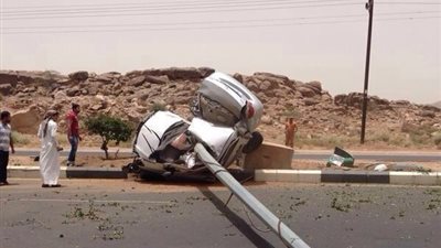 وفاة أم وطفلها في حادث اصطدام بعمود إنارة بالسعودية