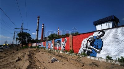 جرافيتي «نطحة زيدان» على الجدران الروسية (صور)