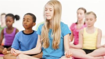 جلسات اليوجا تعمل على تهدئة أطفال المدارس من القلق